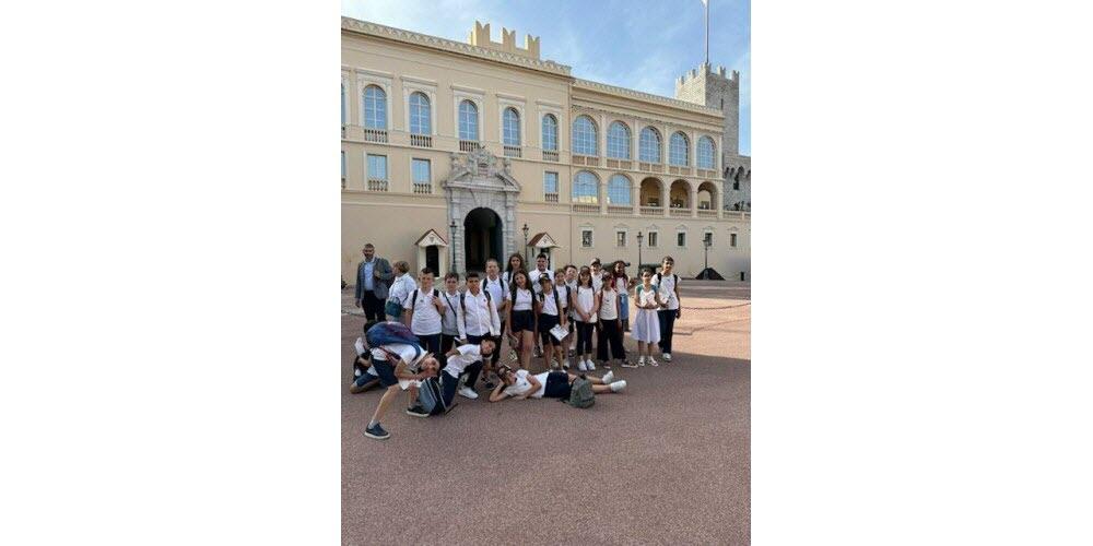 Les cm1 de l ecole heidet devant le palais princier a monaco 1720110491